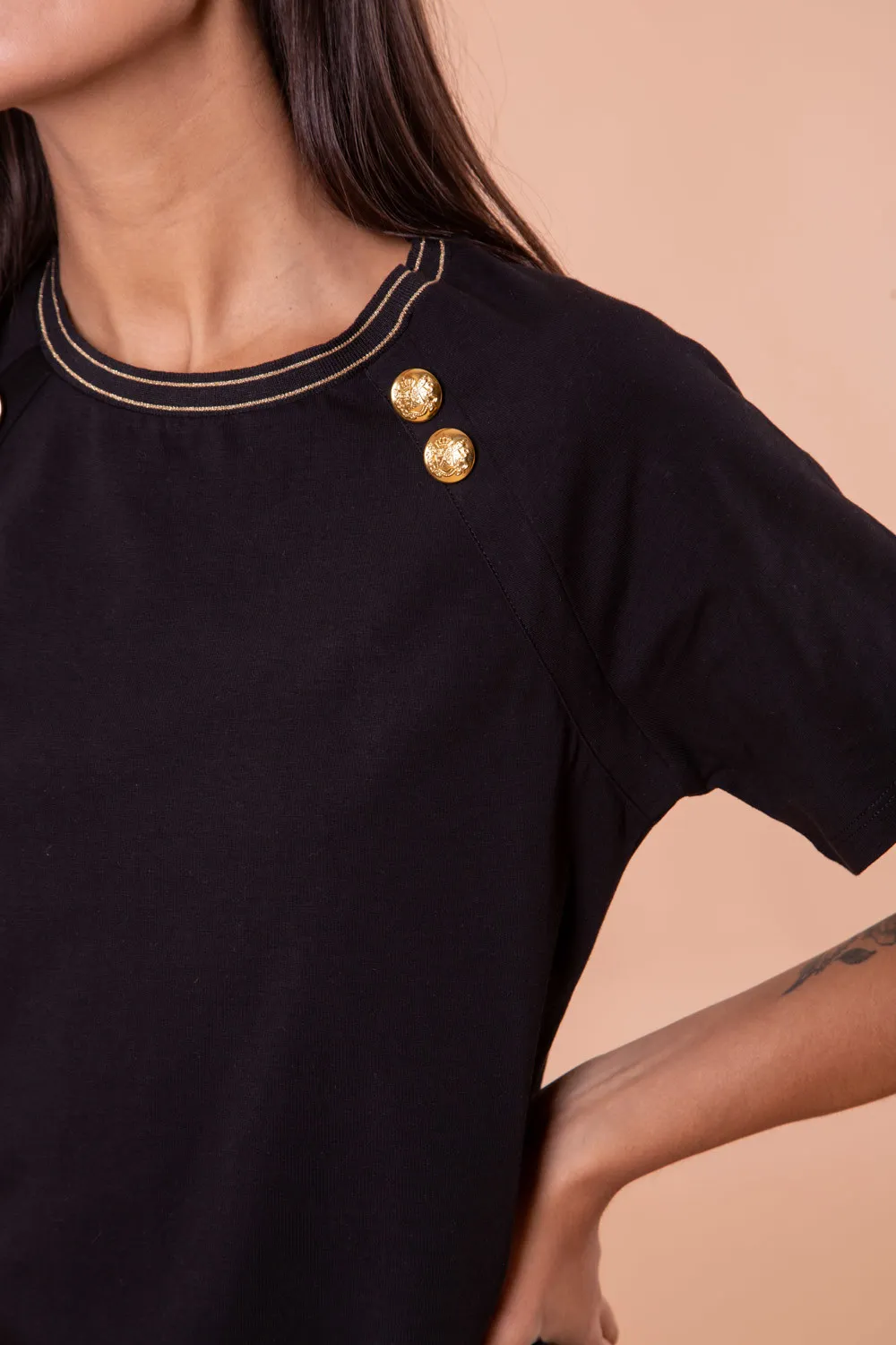 Camiseta negra filo dorado Botones