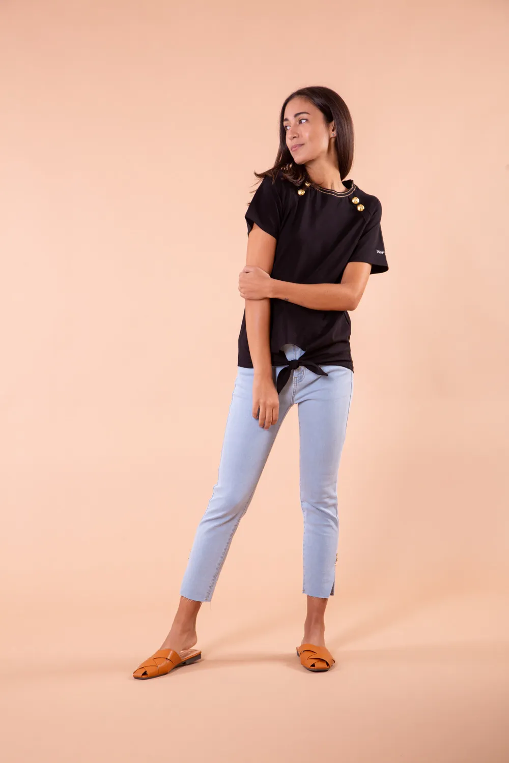 Camiseta negra filo dorado Botones