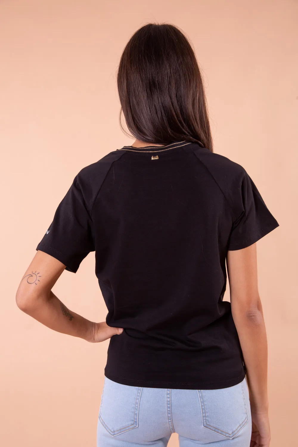 Camiseta negra filo dorado Botones