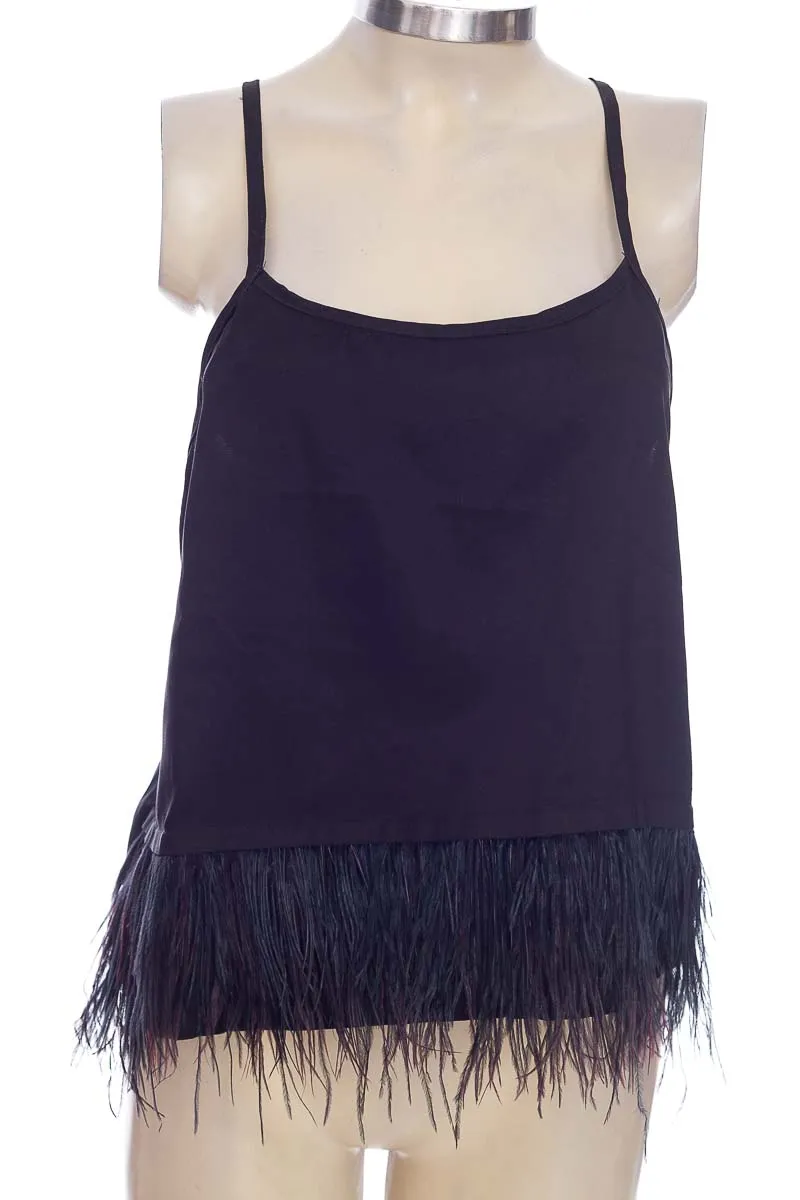 TOP / CAMISETA COLOR NEGRO  CLOSEANDO