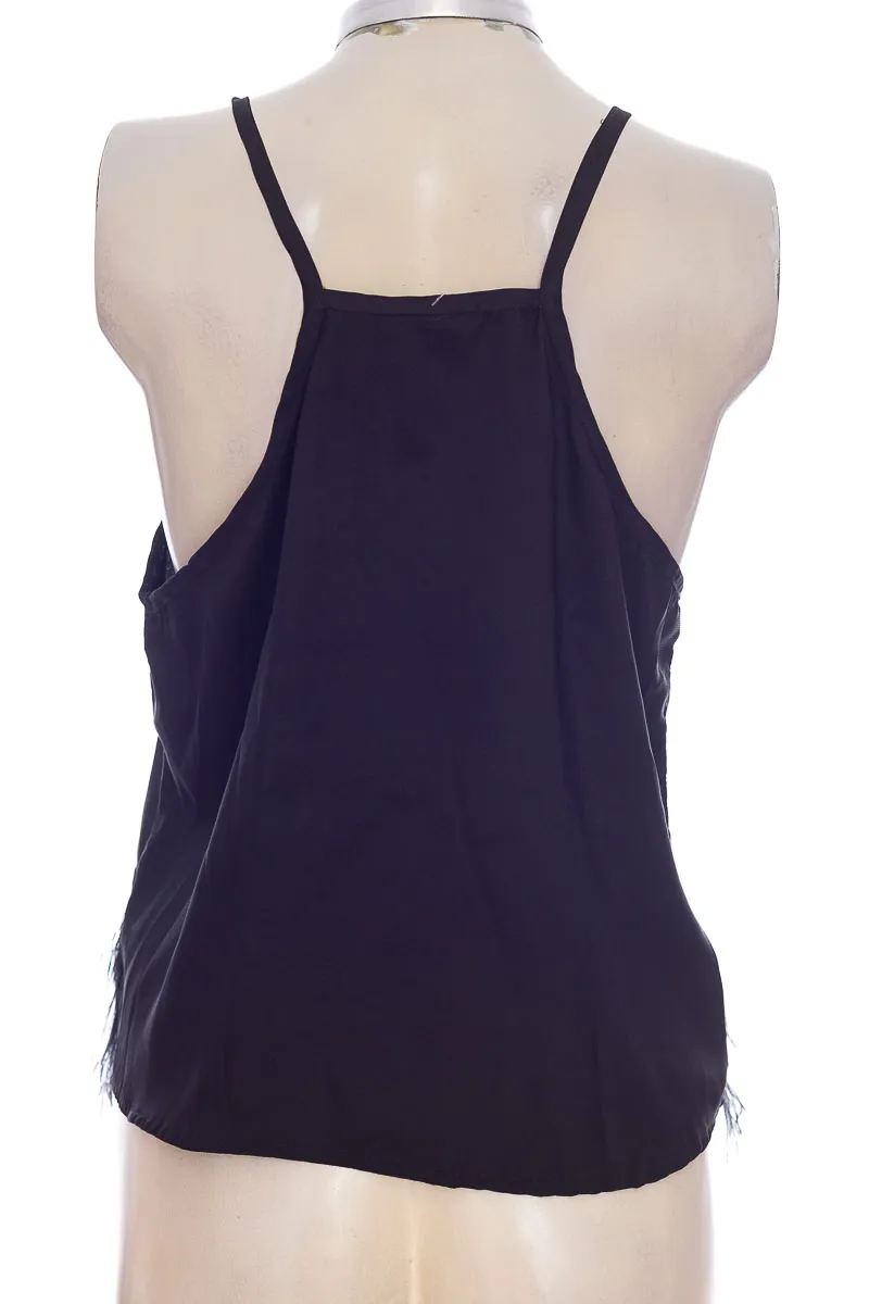 TOP / CAMISETA COLOR NEGRO  CLOSEANDO